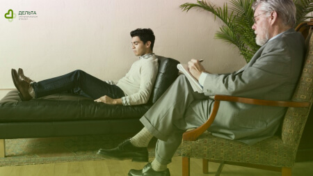 Мужчина разговаривает с психотерапевтом